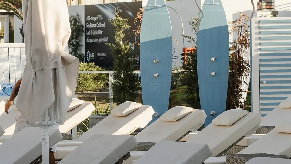 Çimərliyin girişində şezlonqlar və taxtalar