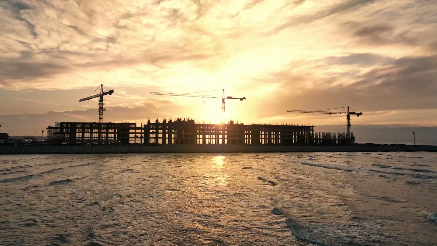 Sea Breeze burnunda qürubda qızılı dəniz