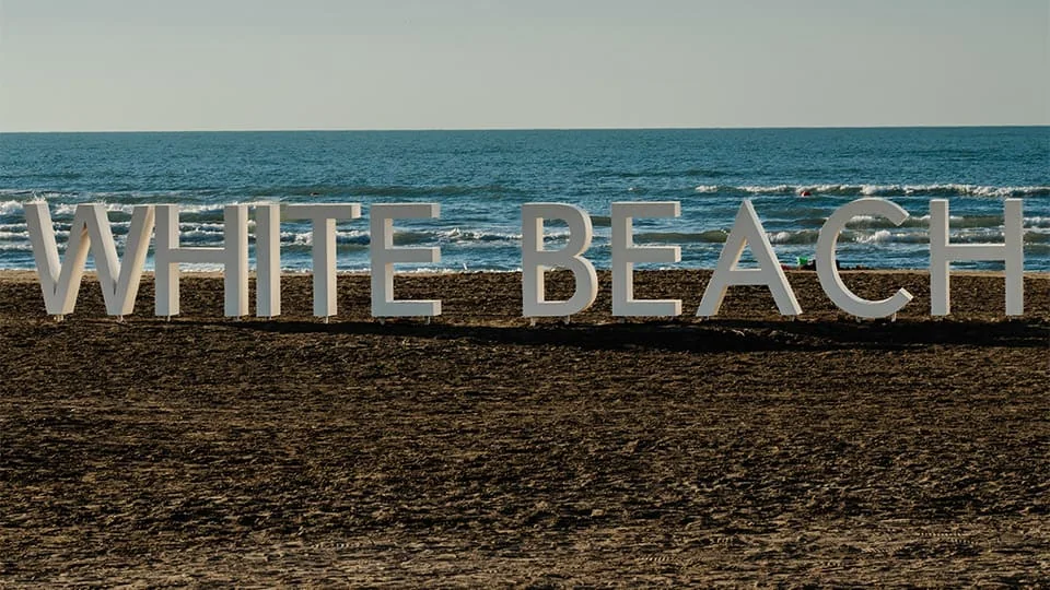 Çimərlikdə WHITE BEACH hərfləri