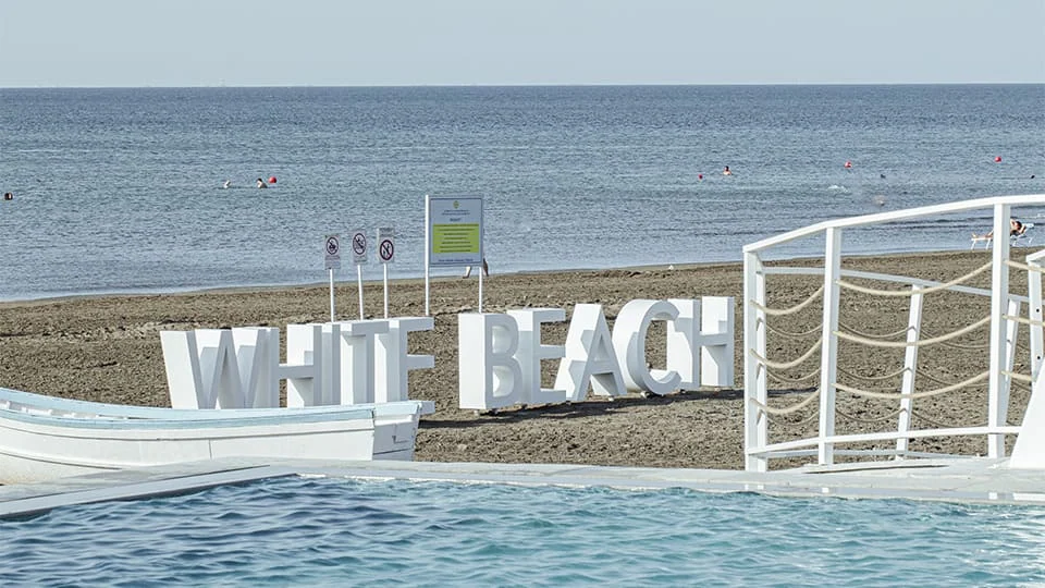 Suyun yanında WHITE BEACH hərfləri