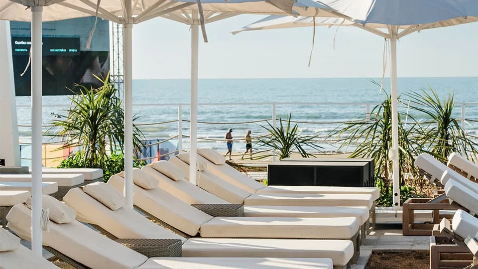 White Beach-də çətirlərin altında şezlonqlar
