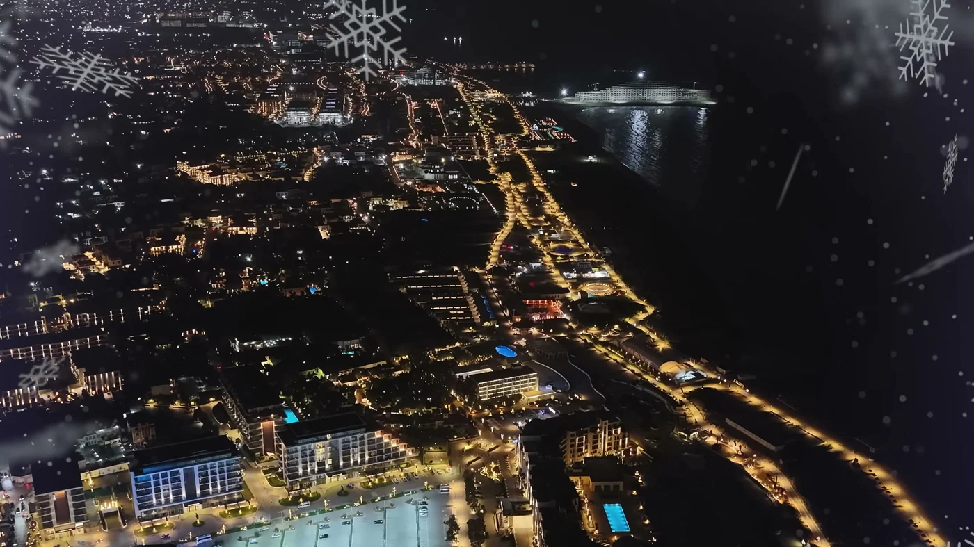 Sea Breeze kurortu gecə havadan