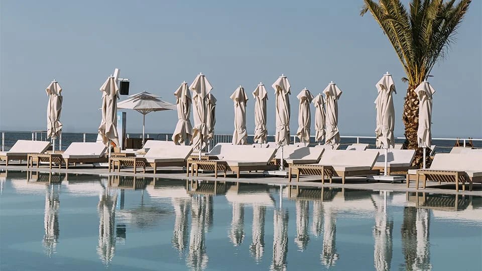 Çətirlərin əksi ilə White Beach hovuzu