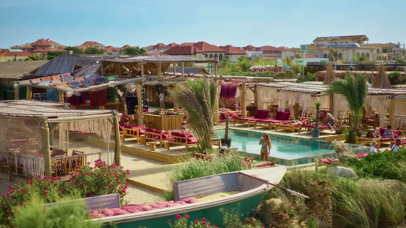Hovuzlu Sea Breeze çimərlik klubunun terrası